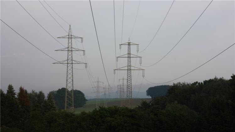 So sieht es zurzeit in Borgloh aus: links eine 110- und rechts eine 220-kV-Leitung. Die Bürger kämpfen dafür, dass die neu geplante 380-kV-Leitung mit noch höherer elektromagnetischer Strahlung unter die erde kommt. 