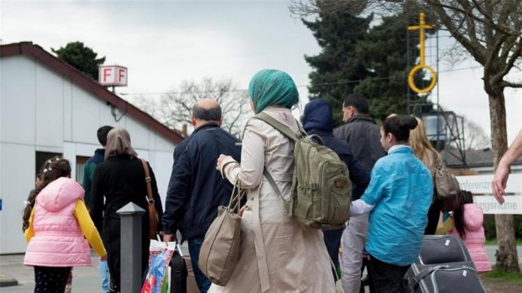 Syrische Flüchtlinge erreichen das Grenzdurchgangslager Friedland bei Göttingen in Niedersachsen. 