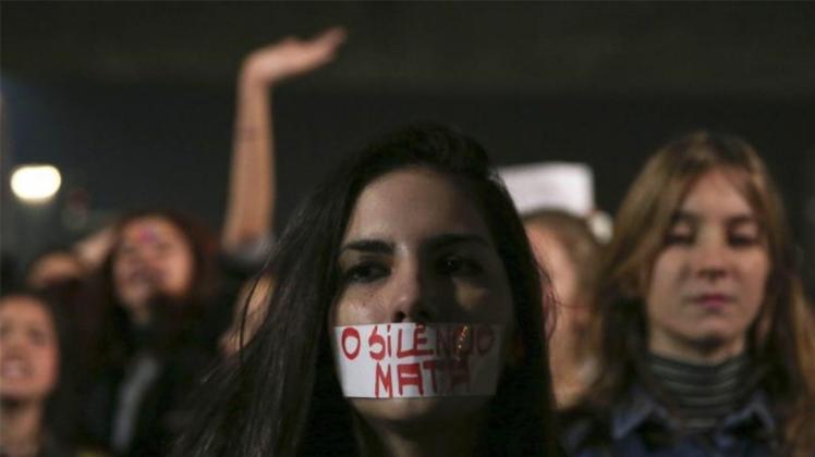 Brasilianerinenn bei einem Protestmarsch gegen die Vergewaltigung einer 16-Jährigen. 