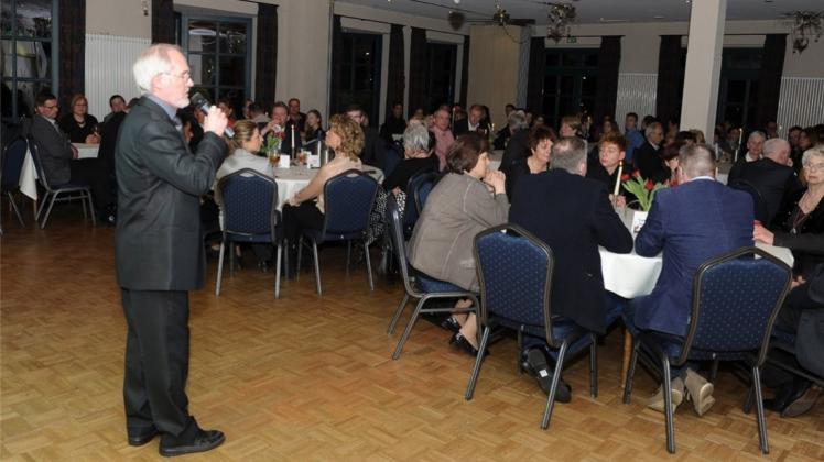 Am 9. April 2016 wird Holger Fischer, Vorsitzender des SSB Delmenhorst (links, Foto aus dem Vorjahr) die Gäste der „3. Delmenhorster Sportnacht“ in der Gastronomie Schierenbeck begrüßen. Am 9. April 2016 wird Holger Fischer, Vorsitzender des SSB Delmenhorst (links, Foto aus dem Vorjahr) die Gäste der „3. Delmenhorster Sportnacht“ in der Gastronomie Schierenbeck begrüßen.