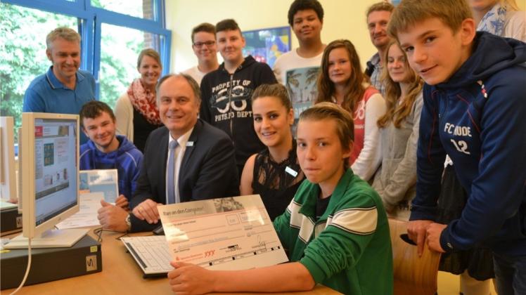 Freude über den Hauptgewinn: (v.l.) Die LzO-Repräsentanten Jürgen Hertrampf und Ninve Elias (sitzend), Lehrer und Förderschüler im Computerraum des Förderzentrums. Freude über den Hauptgewinn: (v.l.) Die LzO-Repräsentanten Jürgen Hertrampf und Ninve Elias (sitzend), Lehrer und Förderschüler im Computerraum des Förderzentrums.