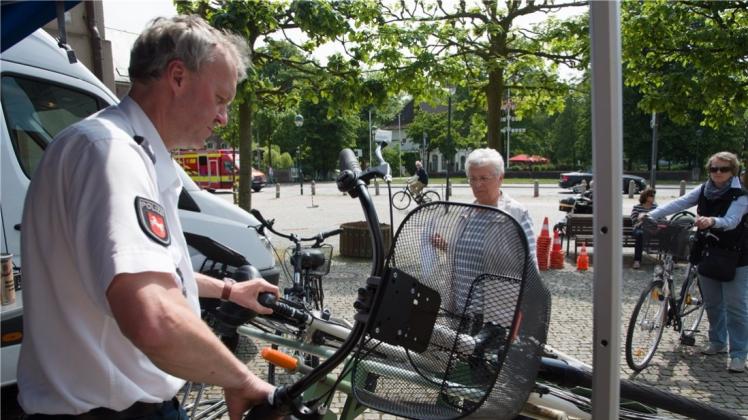 Auf dem Sommerfest mit der Brücke codiert die Polizei Fahrräder wie hier bei dem Event „Stadt der Biker“. Archivfoto: Andreas Nistler