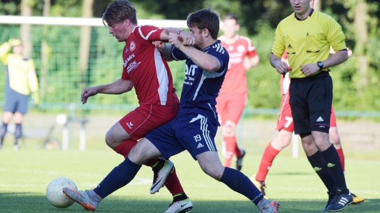 Enges Duell: In der Vorbereitung trafen der VfL Wildeshausen und der SV Tur Abdin bereits in Delmenhorst aufeinander. Dass sich Wildeshauser Maximilan Seidel (links) und Abdins Kevin Gradtke wieder im Zweikamp beharken ist ausgeschlossen. Seidel ist verletzt, Gradtke könnte geschont werden. Enges Duell: In der Vorbereitung trafen der VfL Wildeshausen und der SV Tur Abdin bereits in Delmenhorst aufeinander. Dass sich Wildeshauser Maximilan Seidel (links) und Abdins Kevin Gradtke wieder im Zweikamp beharken ist ausgeschlossen. Seidel ist verletzt, Gradtke könnte geschont werden.