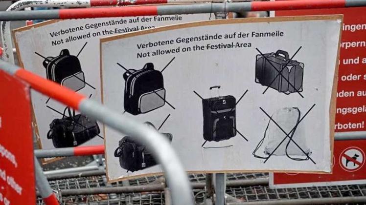 Schilder an der Absperrung für die Silvesterparty vor dem Brandenburger Tor in Berlin. Hier werden mehr als 100.000 Besucher erwartet. Schilder an der Absperrung für die Silvesterparty vor dem Brandenburger Tor in Berlin. Hier werden mehr als 100.000 Besucher erwartet.