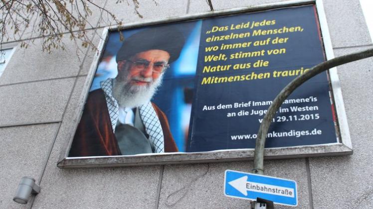 Ein Plakat am City Center zeigt Imam Ali Chamenei, den politischen und religiösen Führer des Iran. 
