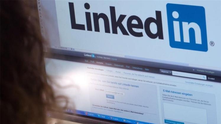 Bei LinkedIn können sich Nutzer in beruflichen Profilen vorstellen, nach neuen Jobs Ausschau halten und mit anderen Mitgliedern vernetzen kommunizieren. 