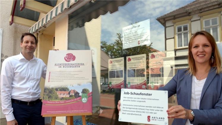 „Innovative Leerstandsbespielung“ nennt WAAL-Projektleiterin Katharina Vater das erste „Job-Schaufenster“ in Quakenbrück. Das Kleintierkrematorium „Im Rosengarten“ weist im Haus Nummer 9 in der Langen Straße auf seine Jobangebote hin. Dessen stellvertretender Geschäftsführer Oliver Rölker findet die Idee gut. „Innovative Leerstandsbespielung“ nennt WAAL-Projektleiterin Katharina Vater das erste „Job-Schaufenster“ in Quakenbrück. Das Kleintierkrematorium „Im Rosengarten“ weist im Haus Nummer 9 in der Langen Straße auf seine Jobangebote hin. Dessen stellvertretender Geschäftsführer Oliver Rölker findet die Idee gut.