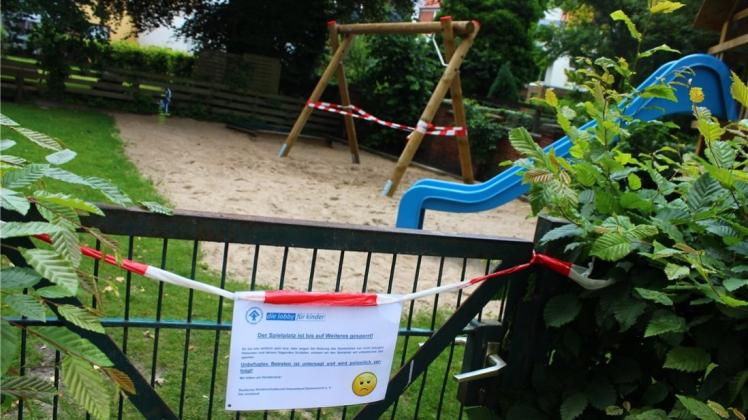 Beschädigte Schaukel, Schmierereien am Inventar: Die Einrichtung am Spielplatz des Kinderschutzbundes wurde von Unbekannten verunstaltet. Frederik Grabbe Beschädigte Schaukel, Schmierereien am Inventar: Die Einrichtung am Spielplatz des Kinderschutzbundes wurde von Unbekannten verunstaltet. Frederik Grabbe
