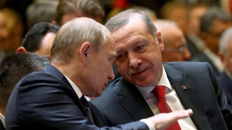 Gehen nach langer Eiszeit wieder aufeinander zu: Kremlchef Putin (l) und der türkische Präsident Erdogan. 