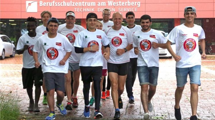25 Schüler aus den Sprint-Klassen des Berufsschulzentrums am Westerberg treffen sich regelmäßig zum Laufen. Initiiert von der Hilfsorganisation Helpage soll der Sport zur Integration beitragen und den Flüchtlingen ein Gefühl des Ankommens vermitteln. 