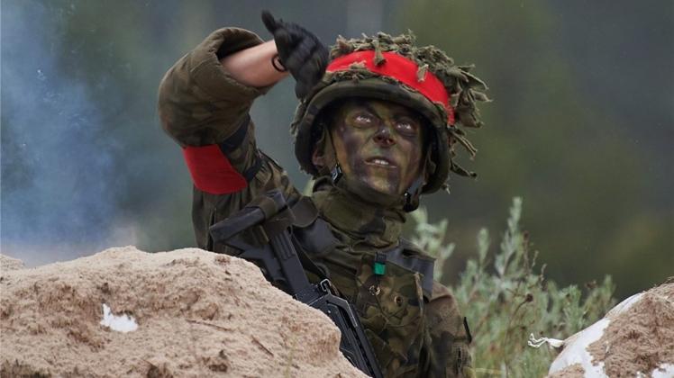 Geschminkter Soldat im Norden Polens: Außenminister Steinmeier hatte die dortigen Manöver scharf kritisiert. Damit machte er sich nicht nur Freunde. Geschminkter Soldat im Norden Polens: Außenminister Steinmeier hatte die dortigen Manöver scharf kritisiert. Damit machte er sich nicht nur Freunde.
