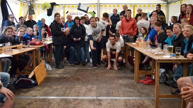 Der immer wieder aufkommende Regen konnte die Laune nicht verderben. Zum Glück hatten die Organisatoren das Festzelt vom Freitagabend noch stehen gelassen, denn so gab es wenigstens im Notfall immer einen Unterstellmöglichkeit für die Mitglieder der 13 Mannschaften. Der immer wieder aufkommende Regen konnte die Laune nicht verderben. Zum Glück hatten die Organisatoren das Festzelt vom Freitagabend noch stehen gelassen, denn so gab es wenigstens im Notfall immer einen Unterstellmöglichkeit für die Mitglieder der 13 Mannschaften.