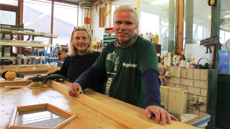 Holz ist ihre Leidenschaft: Barbara Schweer mit dem Praktikanten Olexandr Kresyk (40) aus Spanien in der Tischlerei der Familie in Borgloh. 