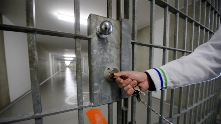 Hinter einem als Einbrecher verurteilten 39-Jährigen werden sich die Gefängnistüren für längere Zeit schließen. Symbolfoto: imago/Thomas Eisenhuth