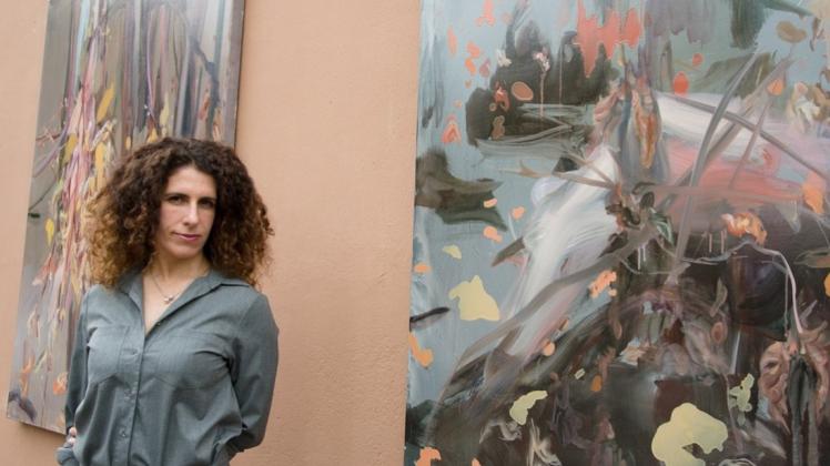 Alisa Margolis aus Kiew weckt mit ihrer Malerei Erinnerungen an barocke Blumenstillleben - bloß nutzt sie hierfür knallige Farben. Ihre Werke sind nun unter anderem im Haus Coburg zu sehen. 