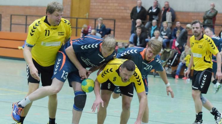 Die HSG Grüppenbühren/Bookholzberg II (blaue Trikots) hat das vereinsinterne Duell in der Handball-Weser-Ems-Liga bei der eigenen dritten Mannschaft mit 32:20 gewonnen. 