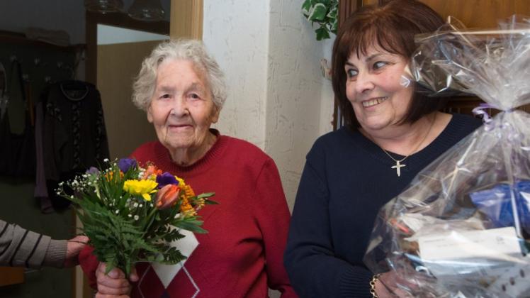 Verspäteter Geburtstagsbesuch: Die Delmenhorsterin Margarete Kläner, die an ihrem 99. Geburtstag vergeblich auf einen Besuch der Stadt wartete, wurde am Mittwochnachmittag von Heidi Krüger überrascht. 