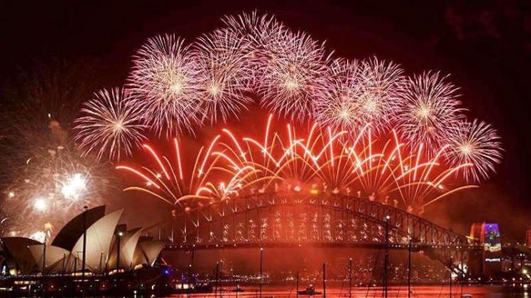 Feuerwerk am berühmten Opernhaus in Sydney. 