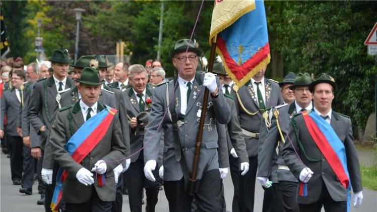Schützenfest 2015 in Hude: Auf den großen Festumzug durch den Ort verzichten die Huder Schützen auch in diesem Jahr nicht. Archivfoto: Thorsten Konkel Schützenfest 2015 in Hude: Auf den großen Festumzug durch den Ort verzichten die Huder Schützen auch in diesem Jahr nicht. Archivfoto: Thorsten Konkel