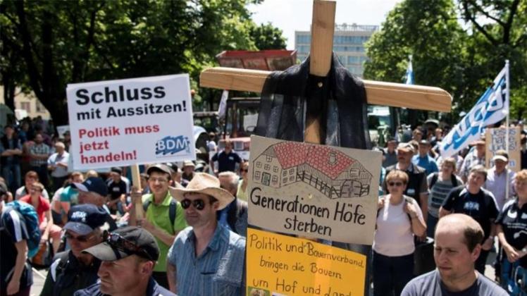 Bauern demonstrieren vor Beginn des Agrargipfels in München gegen die niedrigen Milchpreise. 