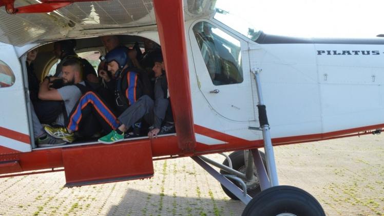 Dicht gedrängt sitzen die Fallschirmspringer in der neuen „Pilatus“-Maschine auf dem Ganderkeseer Flugplatz. 