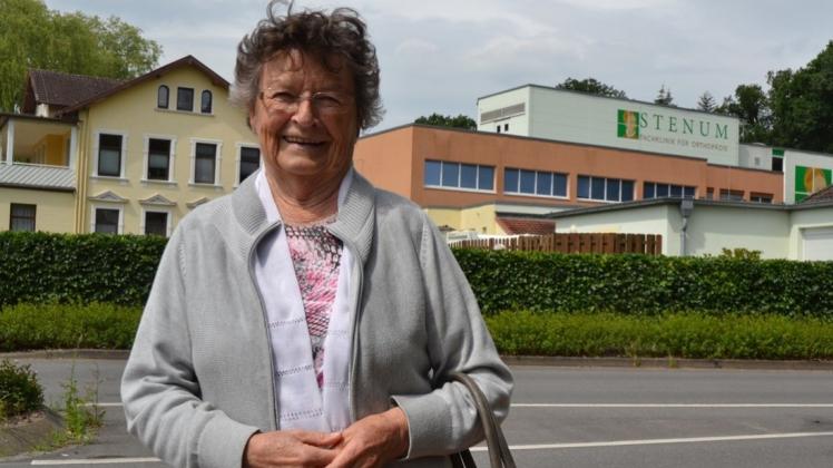 Erika Roselius berichtet bei ihrer Gästeführung über die Geschichte der mittlerweile 90-jährigen Fachklinik in Stenum. 