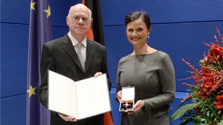 Die Ordensinsignien überreichte Bundestagspräsidentin Norbert Lammert an Gitta Connemann. 