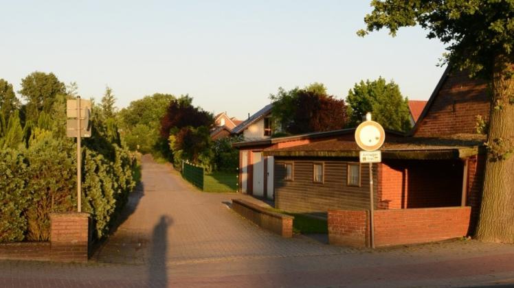 Der Mengers Weg im Lingener Ortsteil Laxten in Höhe der Kiesbergstraße. Die Stadtverwaltung möchte einen Teil als Rad- und Fußweg festsetzen. Anlieger sehen darin eine Missachtung ihrer gesetzlich verankerten Rechte am Privatweg. Der Mengers Weg im Lingener Ortsteil Laxten in Höhe der Kiesbergstraße. Die Stadtverwaltung möchte einen Teil als Rad- und Fußweg festsetzen. Anlieger sehen darin eine Missachtung ihrer gesetzlich verankerten Rechte am Privatweg.