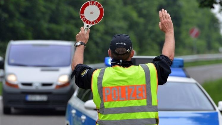Studenten und Studentinnen der Polizei Niedersachsen führten am Montag verkehrskontrollen durch. Symbolfoto: Harald Tittel