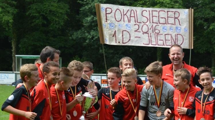 So seh’n Sieger aus: Die Junioren des VfL Stenum feiern ihren Kreispokalsieg über den VfL Wildeshausen mit der traditionellen Humba.