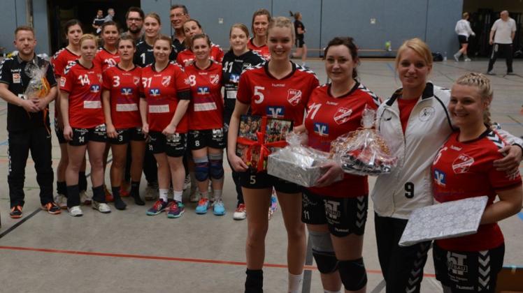 Verabschiedeten sich nach dem letzten Saisonspiel aus der „Ersten“ der HSG Hude/Falkenburg: (vorn, von links) Kea Drewes, Sonja Cordes, Franziska Bohlken und Nadja Albes. Der Drittligist hatte zuvor gegen den TSV Travemünde mit 19:26 verloren. Verabschiedeten sich nach dem letzten Saisonspiel aus der „Ersten“ der HSG Hude/Falkenburg: (vorn, von links) Kea Drewes, Sonja Cordes, Franziska Bohlken und Nadja Albes. Der Drittligist hatte zuvor gegen den TSV Travemünde mit 19:26 verloren.
