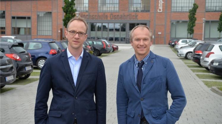 Maik Schmeltzpfenning (links) vom „MEMA“-Netzwerk und Prof. Wolfgang Arens-Fischer vom Campus Lingen wollen den Unternehmen in der Region helfen, fit für die „Industrie 4.0“ zu werden. 