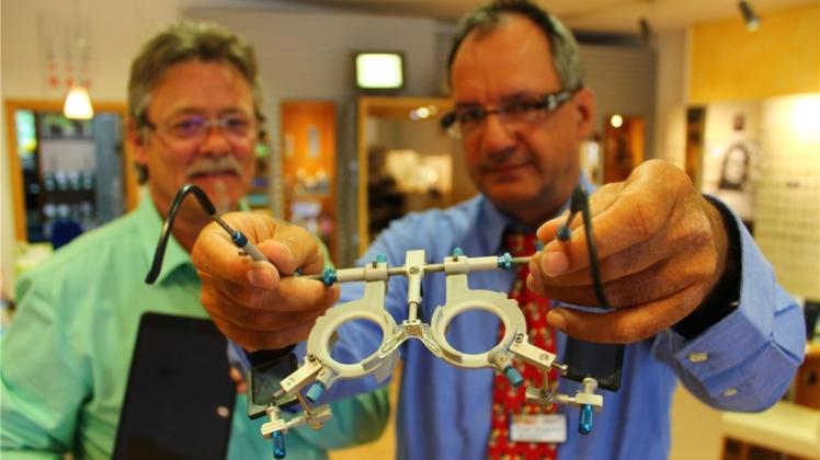 Testen den Durchblick: (v. li.) Olaf Siebenhüner und Gregor, Geschäftsführer von Weigmann Brillen, stellen vor Studienbeginn mit einer besonderen Apparatur die Sehkraft von Probanden fest. 