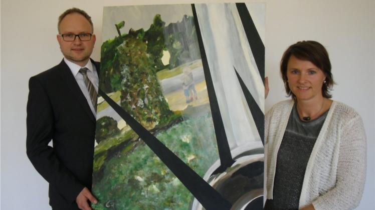 Der Bürgermeister der Gemeinde Wietmarschen, Manfred Wellen, freut sich, dass die Künstlerin Claudia Arns bis Ende September einige ihrer Werke im Rathaus in Lohne ausstellt. 