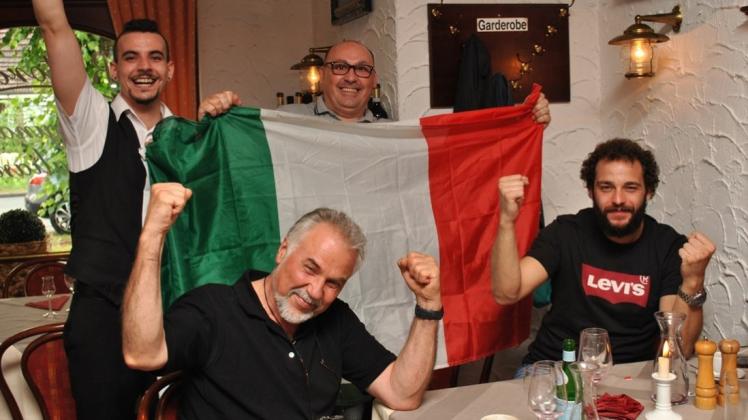 Im Delmenhorster Lokal La Gondola feierten Kellner Ricardo Miccoli (links) und Chefkoch Mimmo Annecca (mit Flagge) den Sieg der „Squadra Azzurra“ gemeinsam mit Italienern aus Bergamo. 