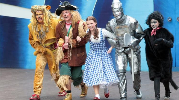 Der Zauberer von Oz auf der Freilichtbühne von Meppen: Die Rettung naht für den Löwen, die Vogelscheuche, für Dorothy, den Blechmann und Toto. 