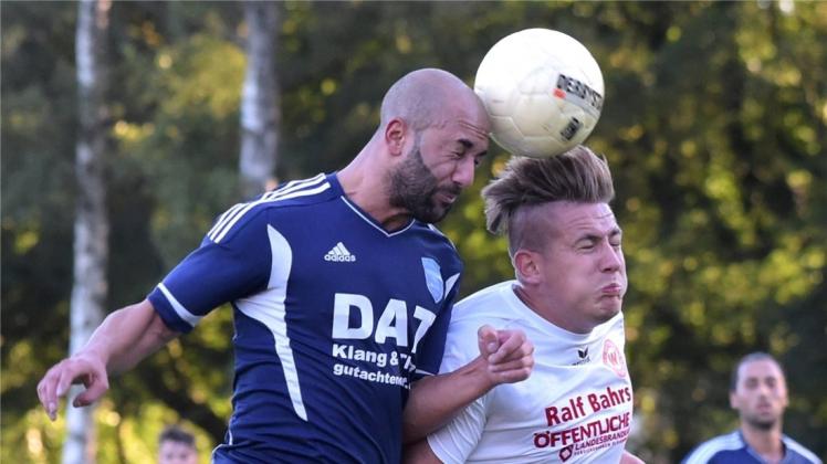 Augen zu und durch: Rene Tramitzke (rechts gegen Abdins George Celik) trifft am Samstag auf den SV Holthausen-Biene. Augen zu und durch: Rene Tramitzke (rechts gegen Abdins George Celik) trifft am Samstag auf den SV Holthausen-Biene.