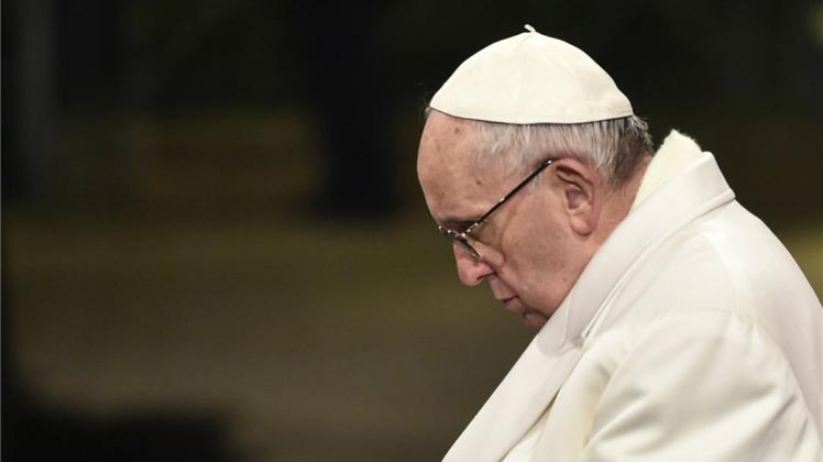 Papst Franziskus betet den Kreuzweg. 