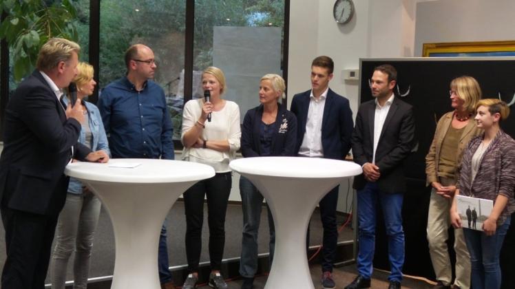 So sehen Sieger aus: Moderator Ludger Abeln (links) befragt die Vertreter der Gewinnerschulen. 