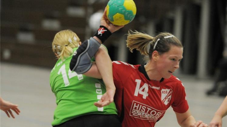Führt mit der HSG Hude/Falkenburg II die Tabelle der Handball-Weser-Ems-Liga an: Anja Wessels (rechts). 