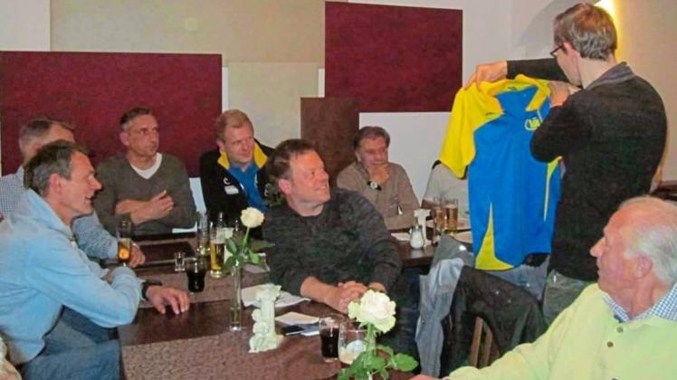 Etwas blau-gelbes für den Kleiderschrank: Kevin Drewes (2. von rechts) überreicht dem neuen Ehrenmitglied Hartmut Konschal (3. von rechts) ein Poloshirt von Blau Gelb Reloaded.