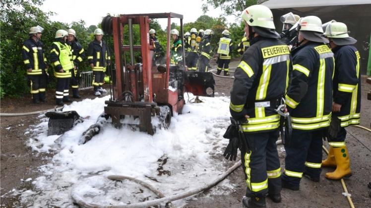 Am Samstagabend hat die Feuerwehr an der Schönemoorer Dorfstraße den Brand einer Maschinenhalle verhindert. Ein Gabelstapler war in Brand geraten. Am Samstagabend hat die Feuerwehr an der Schönemoorer Dorfstraße den Brand einer Maschinenhalle verhindert. Ein Gabelstapler war in Brand geraten.
