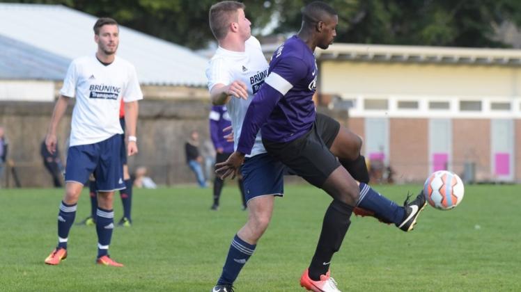 Wenn der Gegner doch noch eine Lücke findet: Der Jahner Germain Martens schiebt seinen Körper zwischen Ball und Gegenspieler – doch der Ahlhorner Felix Siemer spitzelt den Ball doch noch weg. Wenn der Gegner doch noch eine Lücke findet: Der Jahner Germain Martens schiebt seinen Körper zwischen Ball und Gegenspieler – doch der Ahlhorner Felix Siemer spitzelt den Ball doch noch weg.