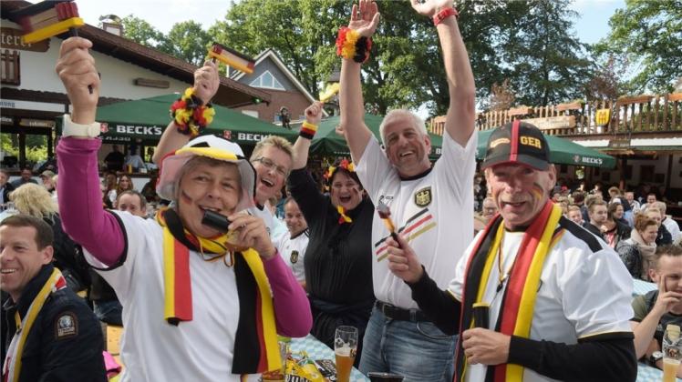 Jaaaa! Deutschland steht im Viertelfinale der Fußball-EM. Das freute auch Hunderte Fußball-Fans im Huder EM-Biergarten. 