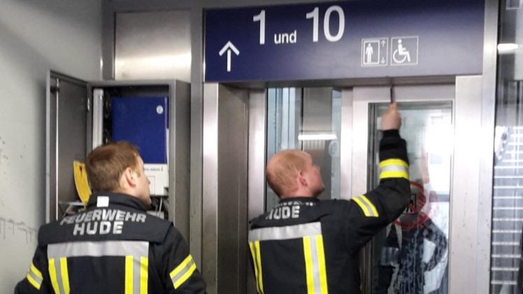 Zum wiederholten Male musste die Freiwillige Feuerwehr Hude auf dem Huder Bahnhof eine Person aus einem defekten Fahrstuhl befreien. 