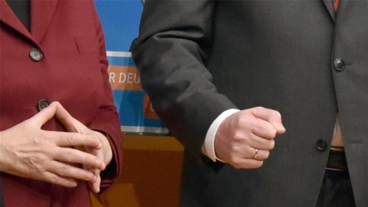 Raute und Faust: Die Hände von Bundeskanzlerin Merkel und dem bayerischen Ministerpräsidenten Seehofer. Raute und Faust: Die Hände von Bundeskanzlerin Merkel und dem bayerischen Ministerpräsidenten Seehofer.