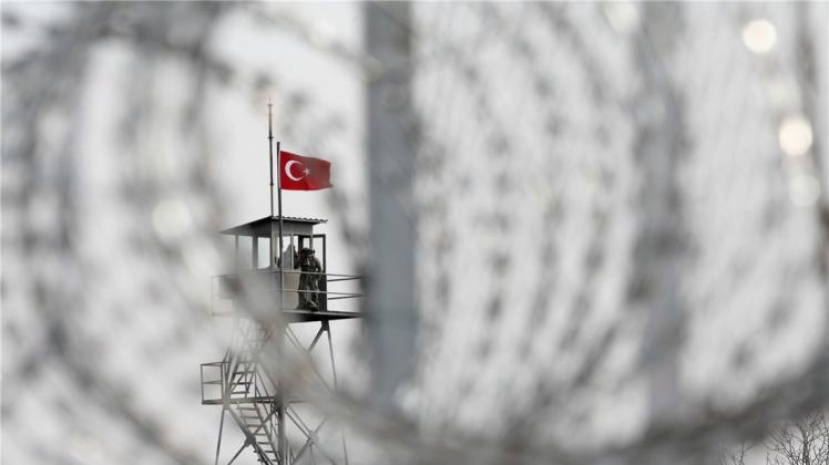 Die Türkei hat den Vorwurf, dass türkische Grenzschützer auf syrische Flüchtlinge geschossen haben sollen, zurückgewiesen. 
