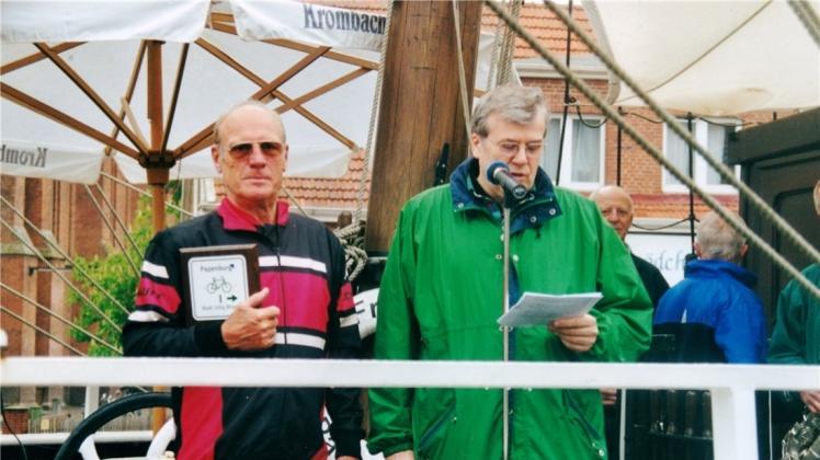 Unser Bild zeigt Rudi Altig (links) bei der Eröffnung der Route vom Startpunkt der Friederike zusammen mit Winfried Nehe, der damals Vorsitzender des Fremdenverkehrsvereins war. 