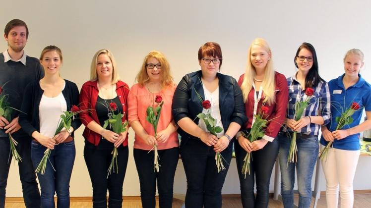 Neben Glückwünschen erhielten sie zum Abschluss ihrer Ausbildung eine rote Rose (von links): Matthias Korte (Papenburg), Syzana Shabani (Rhede), Nadine Appeldorn (Papenburg), Nicole Nintemann (Heede), Jasmin Sanders (Rhauderfehn), Anja Lindemann (Lorup), Lisa Potthast (Papenburg) und Lisa van Lessen (Bunderhee). Neben Glückwünschen erhielten sie zum Abschluss ihrer Ausbildung eine rote Rose (von links): Matthias Korte (Papenburg), Syzana Shabani (Rhede), Nadine Appeldorn (Papenburg), Nicole Nintemann (Heede), Jasmin Sanders (Rhauderfehn), Anja Lindemann (Lorup), Lisa Potthast (Papenburg) und Lisa van Lessen (Bunderhee).