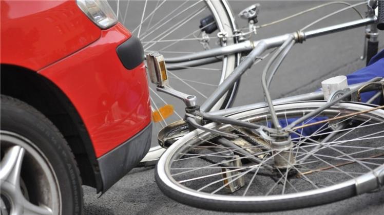 Ein Autofahrer ohne Führerschein hat an der Oldenburger Straße eine Radlerin angefahren. Symbolfoto: imago/Seeliger